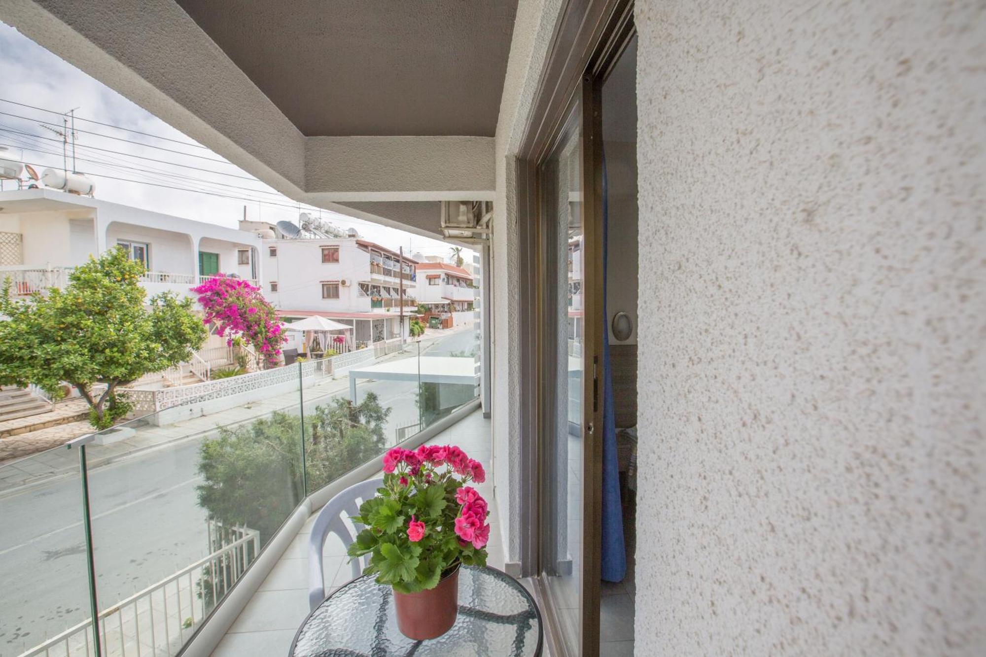 Helle Mit Balkon Apartment Ayia Napa